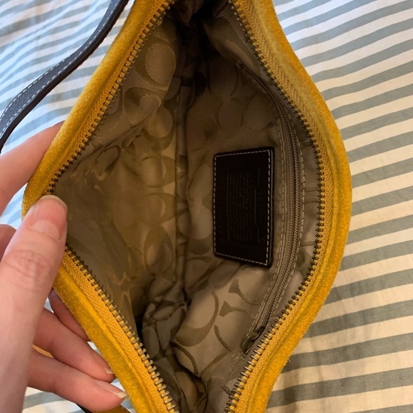 Vintage suede Coach handbag. Inside in perfect condition. Yellow. - Picture 5 of 5